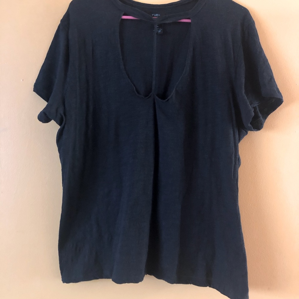 Sexy black tee!